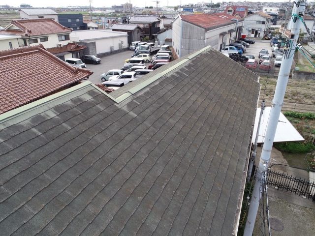 小野市の築30年経過した戸建ての屋根の色褪せ